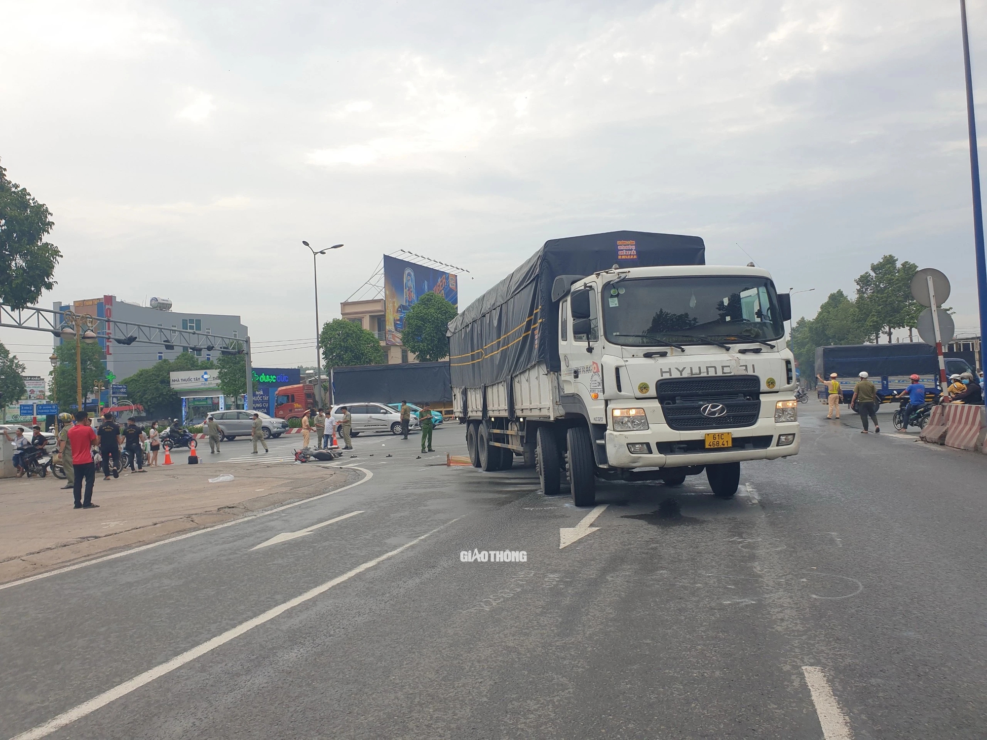 Xe tải &ocirc;m cua va chạm xe m&aacute;y, b&eacute; trai 9 tuổi tử vong thương t&acirc;m- Ảnh 2.