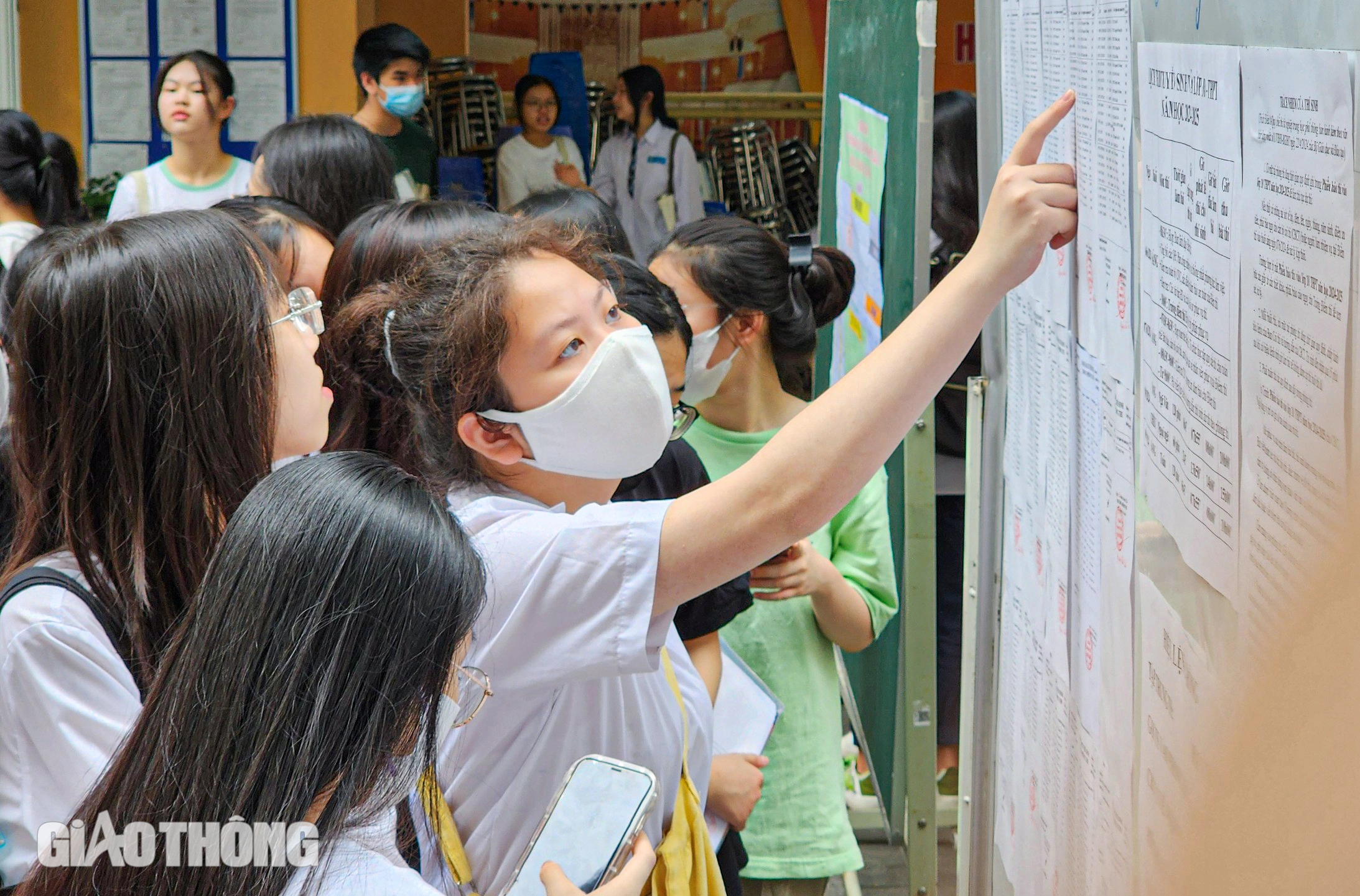 Sĩ tử H&agrave; Nội h&agrave;o hứng l&agrave;m thủ tục thi v&agrave;o lớp 10- Ảnh 12.