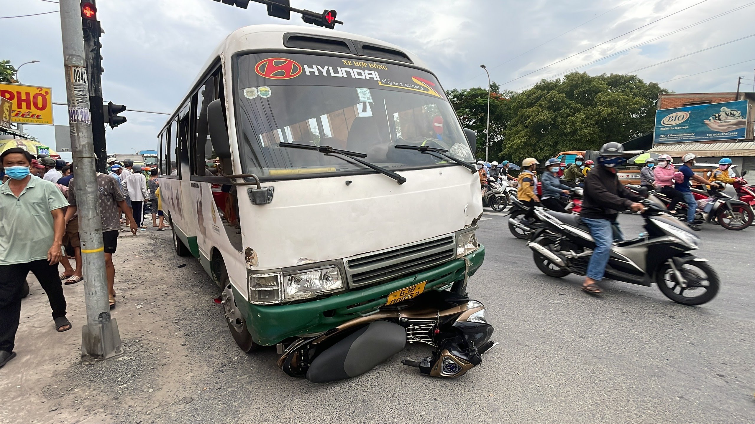 Vụ xe chở c&ocirc;ng nh&acirc;n t&ocirc;ng xe m&aacute;y chờ đ&egrave;n đỏ: Hỗ trợ gia đ&igrave;nh người tử vong 10 triệu đồng- Ảnh 2.