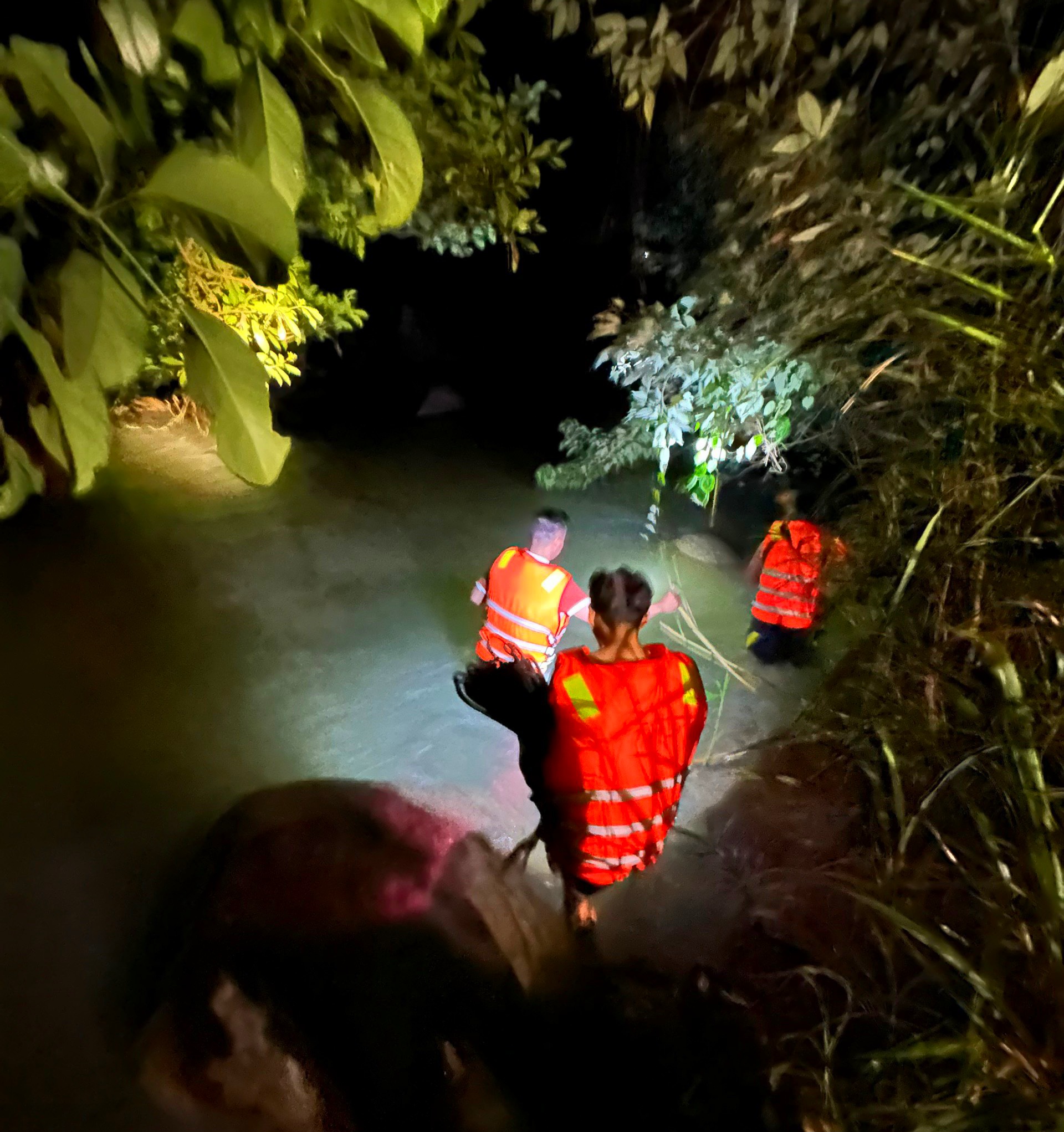 Giải cứu 5 người bị mắc kẹt nhiều giờ giữa sông Đồng Nai- Ảnh 1. Giải cứu 5 người bị mắc kẹt nhiều giờ giữa sông Đồng Nai- Ảnh 1.