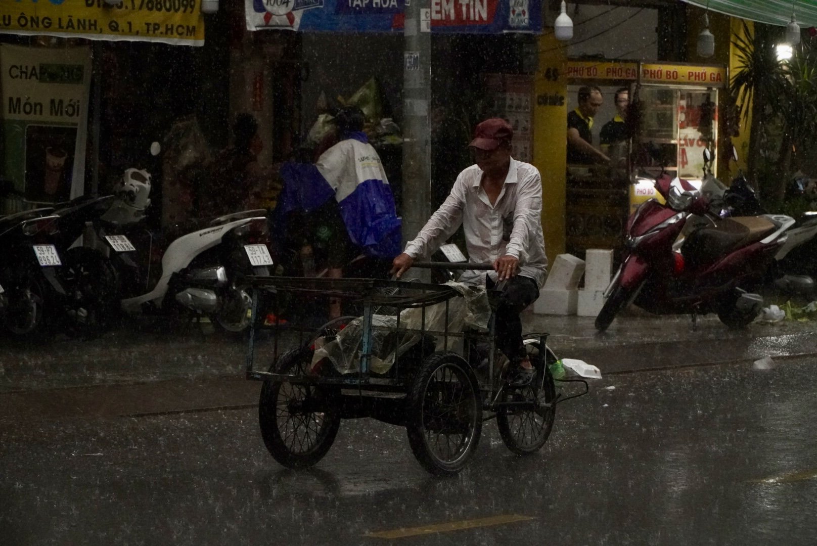 Trời TP.HCM m&ugrave; mịt trong mưa lớn, xe cộ "bơi" tr&ecirc;n đường- Ảnh 3.