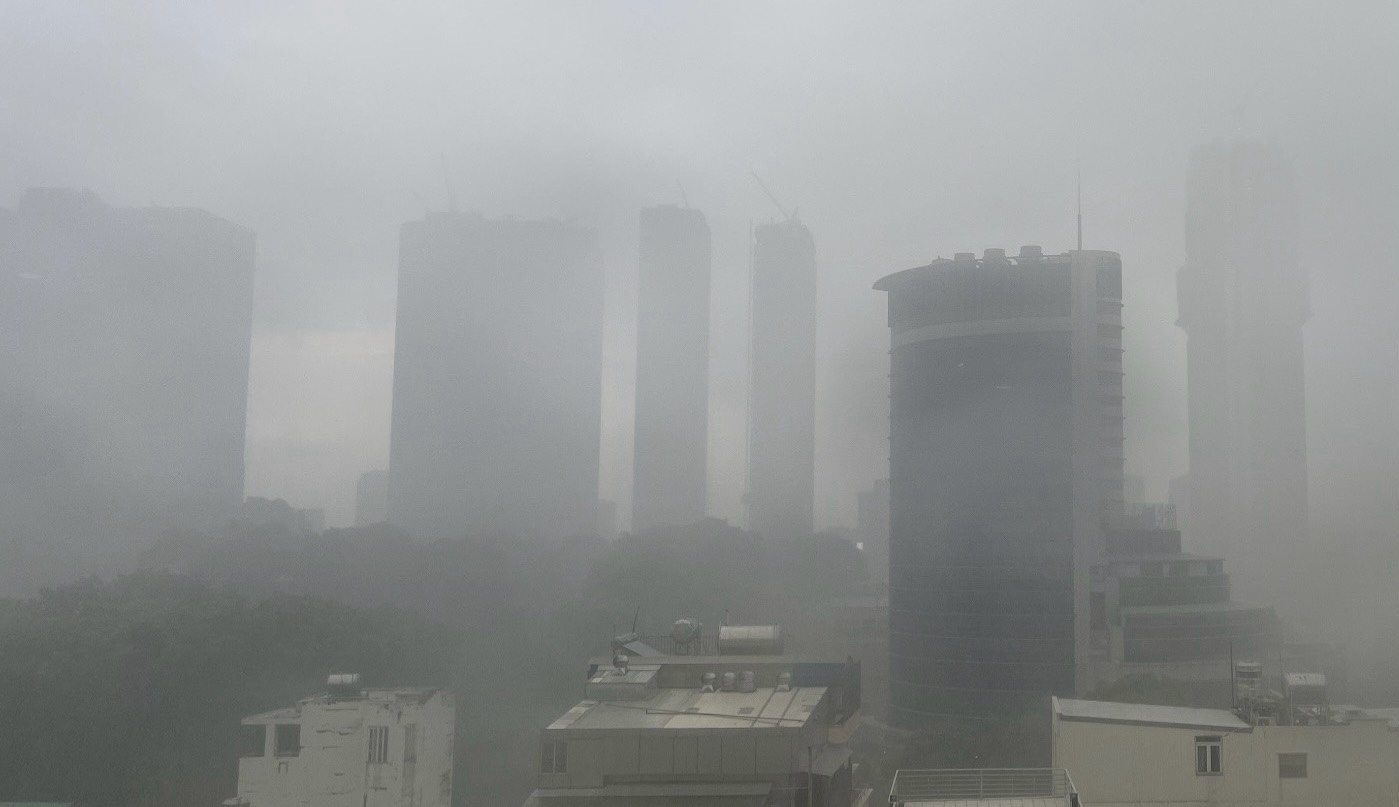 Trời TP.HCM m&ugrave; mịt trong mưa lớn, xe cộ "bơi" tr&ecirc;n đường- Ảnh 1.