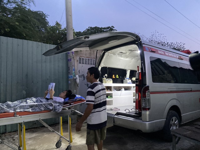 Nữ th&iacute; sinh TP.HCM đi thi bằng xe cứu thương được đặc c&aacute;ch v&agrave;o lớp 10 c&ocirc;ng lập- Ảnh 2.