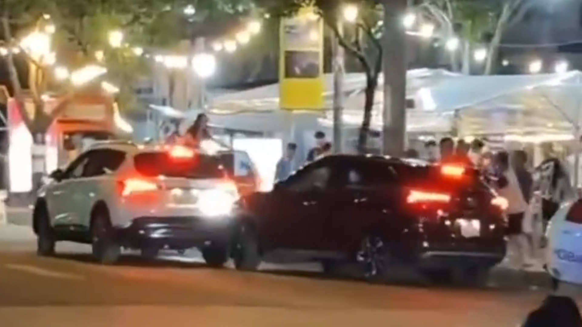 Nữ tài xế lái ô tô tông nhau gây náo loạn đường phố- Ảnh 1. Nữ tài xế lái ô tô tông nhau gây náo loạn đường phố- Ảnh 1.