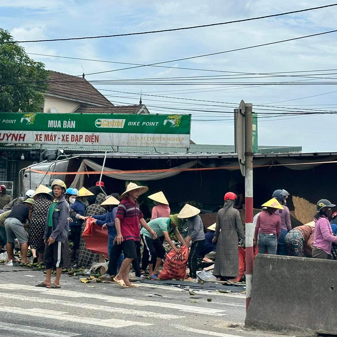 Va chạm với xe tải chở tr&aacute;i c&acirc;y, người đ&agrave;n &ocirc;ng đi xe m&aacute;y tử vong- Ảnh 2.