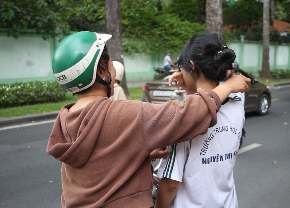 TP.HCM: Th&iacute; sinh bật kh&oacute;c sau m&ocirc;n thi To&aacute;n, gi&aacute;o vi&ecirc;n đ&atilde; c&oacute; dự đo&aacute;n điểm số- Ảnh 3.