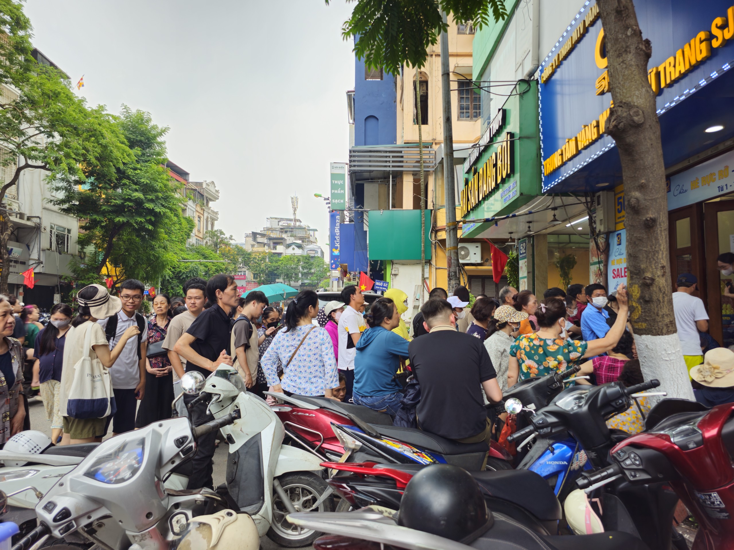 Chen ch&acirc;n mua v&agrave;ng: "Bắt đ&aacute;y" h&ocirc;m nay th&agrave;nh "đu đỉnh" ng&agrave;y mai- Ảnh 3.