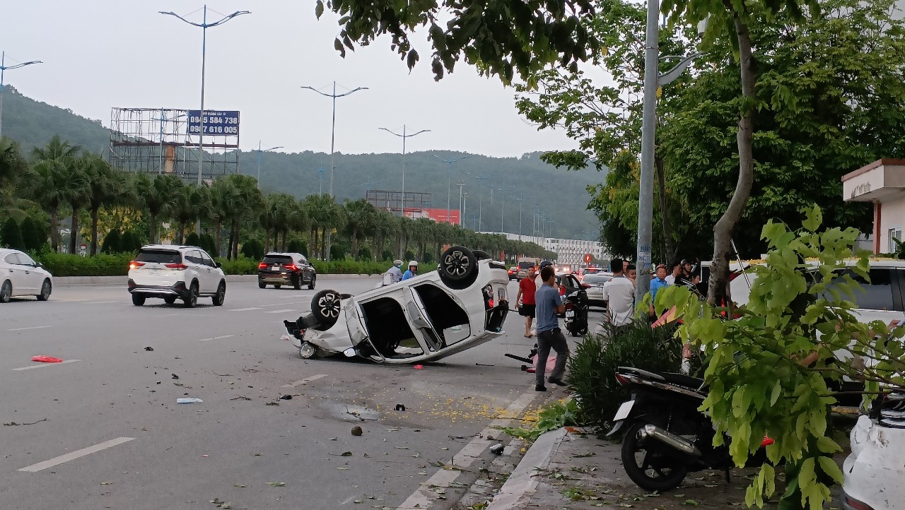 Xe 4 chỗ t&ocirc;ng li&ecirc;n tiếp 2 &ocirc; t&ocirc; đậu ven đường rồi lật ngửa tr&ecirc;n quốc lộ 18- Ảnh 1.