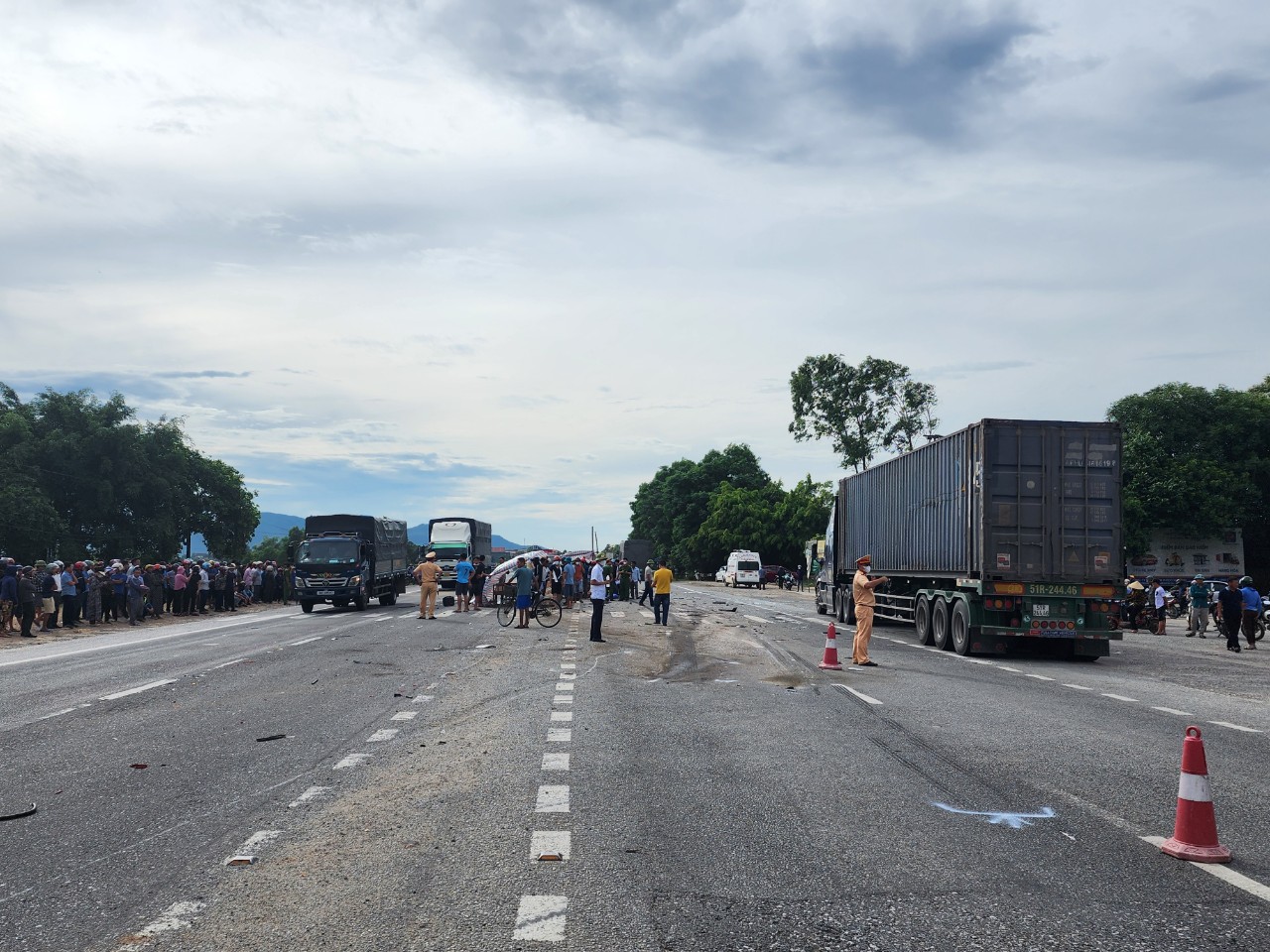 Vụ tai nạn khiến 3 người tử vong: C&aacute;c xe c&oacute; c&ograve;n hạn kiểm định?- Ảnh 2.