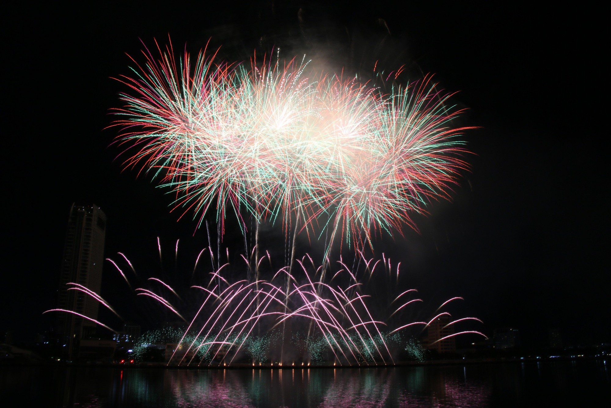 Ph&aacute;o hoa Đ&agrave; Nẵng 2024: Chủ nh&agrave; so t&agrave;i với đương kim v&ocirc; địch- Ảnh 10.