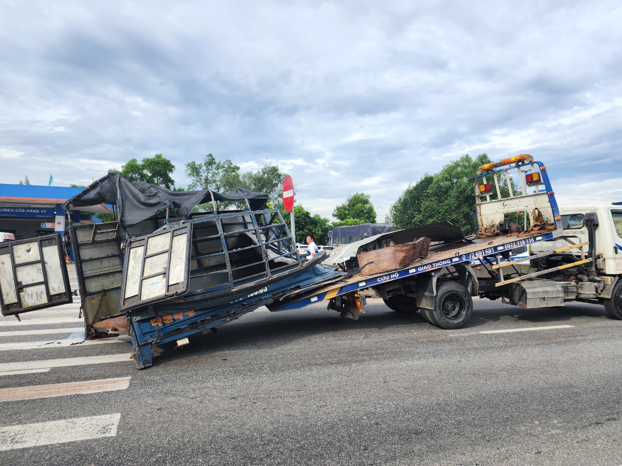 Danh t&iacute;nh 3 người tử vong trong vụ đ&acirc;m xe li&ecirc;n ho&agrave;n tr&ecirc;n QL1A- Ảnh 1.