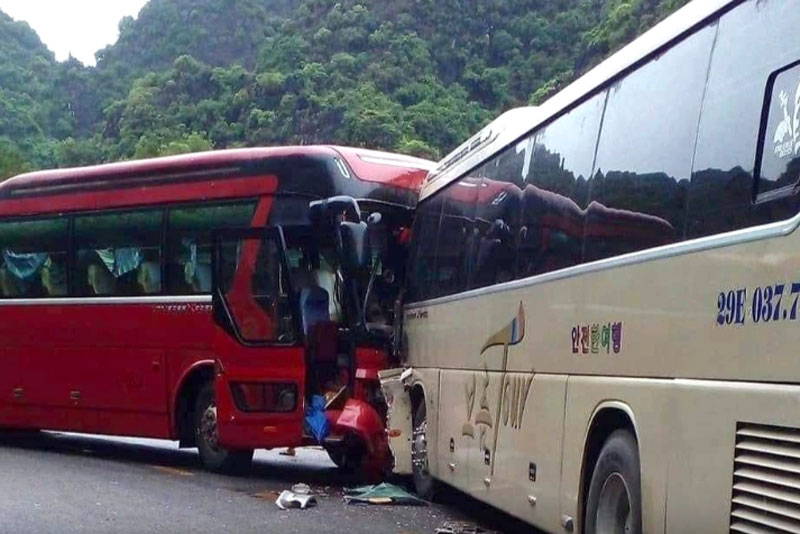 Hiện trường vụ tai nạn khiến một t&agrave;i xế tử vong v&agrave; nhiều người bị thương.