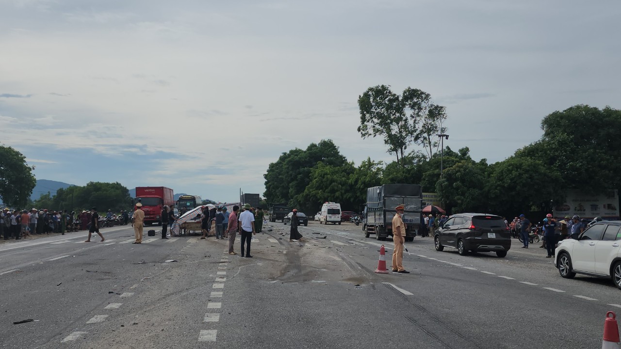 Hiện trường vụ tai nạn khiến 3 người tử vong tại H&agrave; Tĩnh- Ảnh 1.