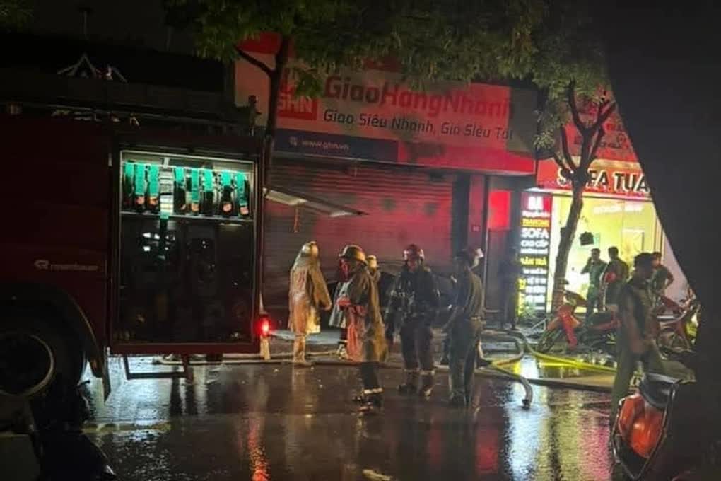 H&agrave; Nội: Ch&aacute;y lớn qu&aacute;n cafe tr&ecirc;n phố H&agrave;ng Vải, nhiều người hoảng sợ- Ảnh 2.