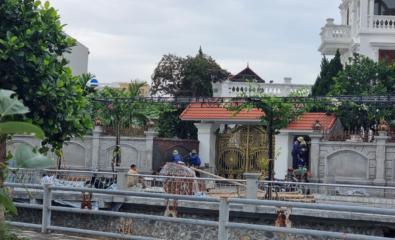 D&acirc;n ngang nhi&ecirc;n chiếm đường, l&agrave;m đẹp biệt thự ri&ecirc;ng: Ch&iacute;nh quyền bu&ocirc;ng lỏng quản l&yacute;?- Ảnh 4.