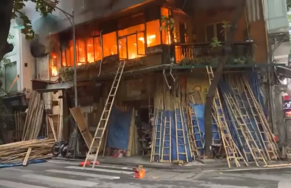 H&agrave; Nội: Ch&aacute;y lớn qu&aacute;n cafe tr&ecirc;n phố H&agrave;ng Vải, nhiều người hoảng sợ- Ảnh 1.