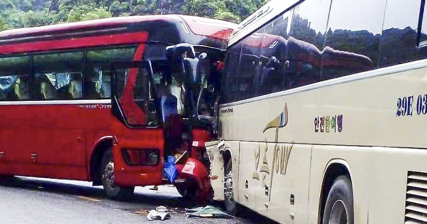 Hai xe kh&aacute;ch trong vụ tai nạn tr&ecirc;n đảo C&aacute;t B&agrave; c&oacute; c&ograve;n hạn kiểm định?- Ảnh 1.