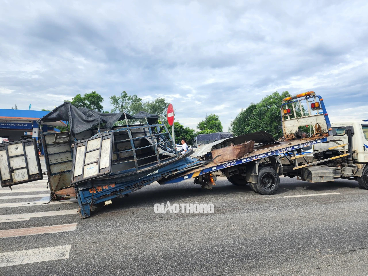 Tai nạn li&ecirc;n ho&agrave;n tr&ecirc;n quốc lộ 1A qua H&agrave; Tĩnh, 3 người tử vong- Ảnh 2.