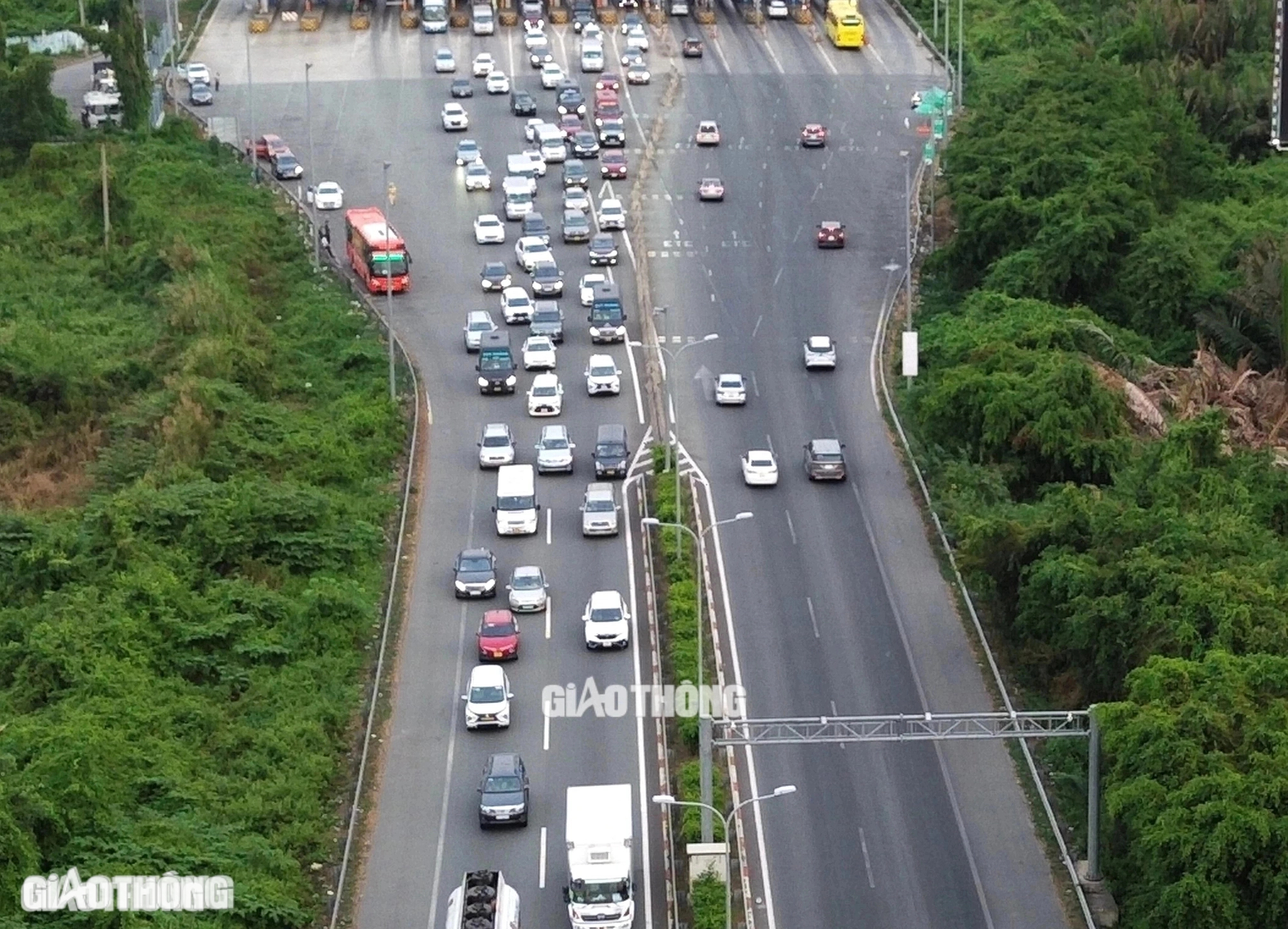 Cao tốc TP.HCM - Long Th&agrave;nh - Dầu Gi&acirc;y tắc k&eacute;o d&agrave;i v&igrave; một xe đầu k&eacute;o - Ảnh 1.