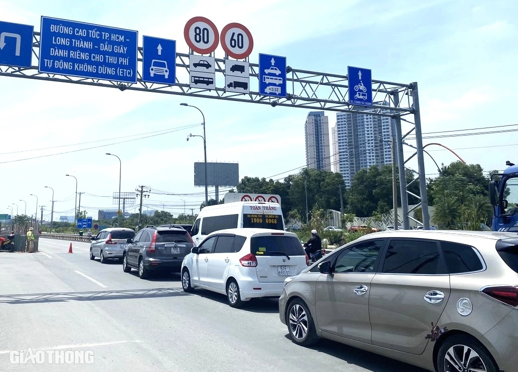 Cao tốc TP.HCM - Long Th&agrave;nh - Dầu Gi&acirc;y tắc k&eacute;o d&agrave;i v&igrave; một xe đầu k&eacute;o - Ảnh 2.
