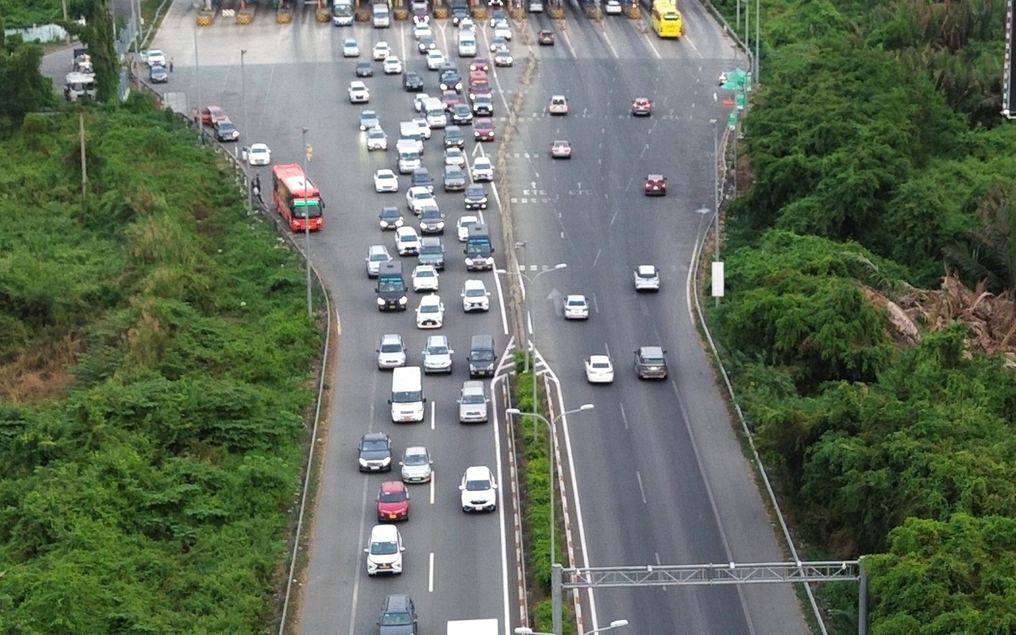 Cao tốc TP.HCM - Long Th&agrave;nh - Dầu Gi&acirc;y tắc k&eacute;o d&agrave;i v&igrave; một xe đầu k&eacute;o