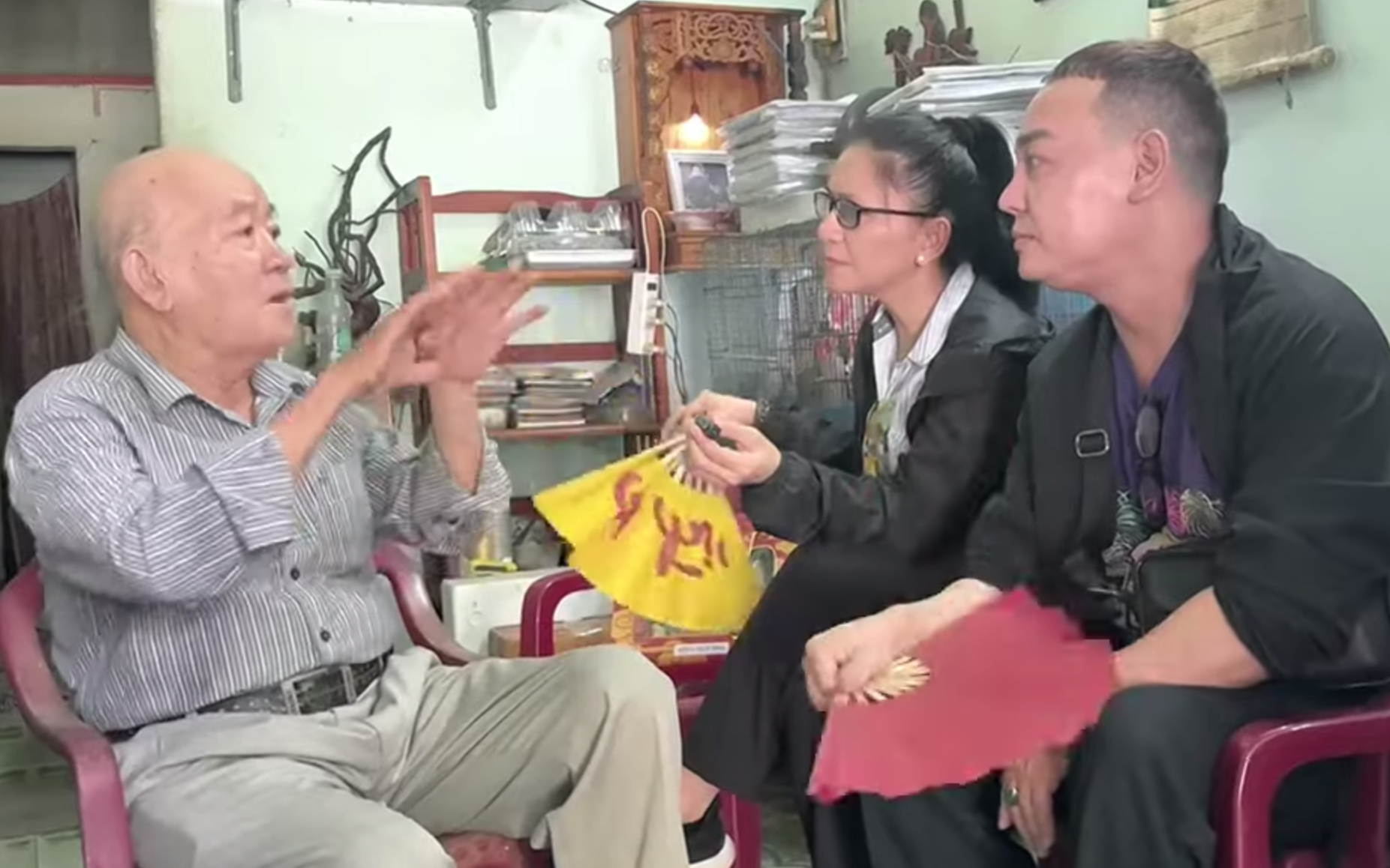 Nghệ sĩ U80 chạy xe đi dạy h&aacute;t mỗi ng&agrave;y, kiếm tiền trang trải cuộc sống