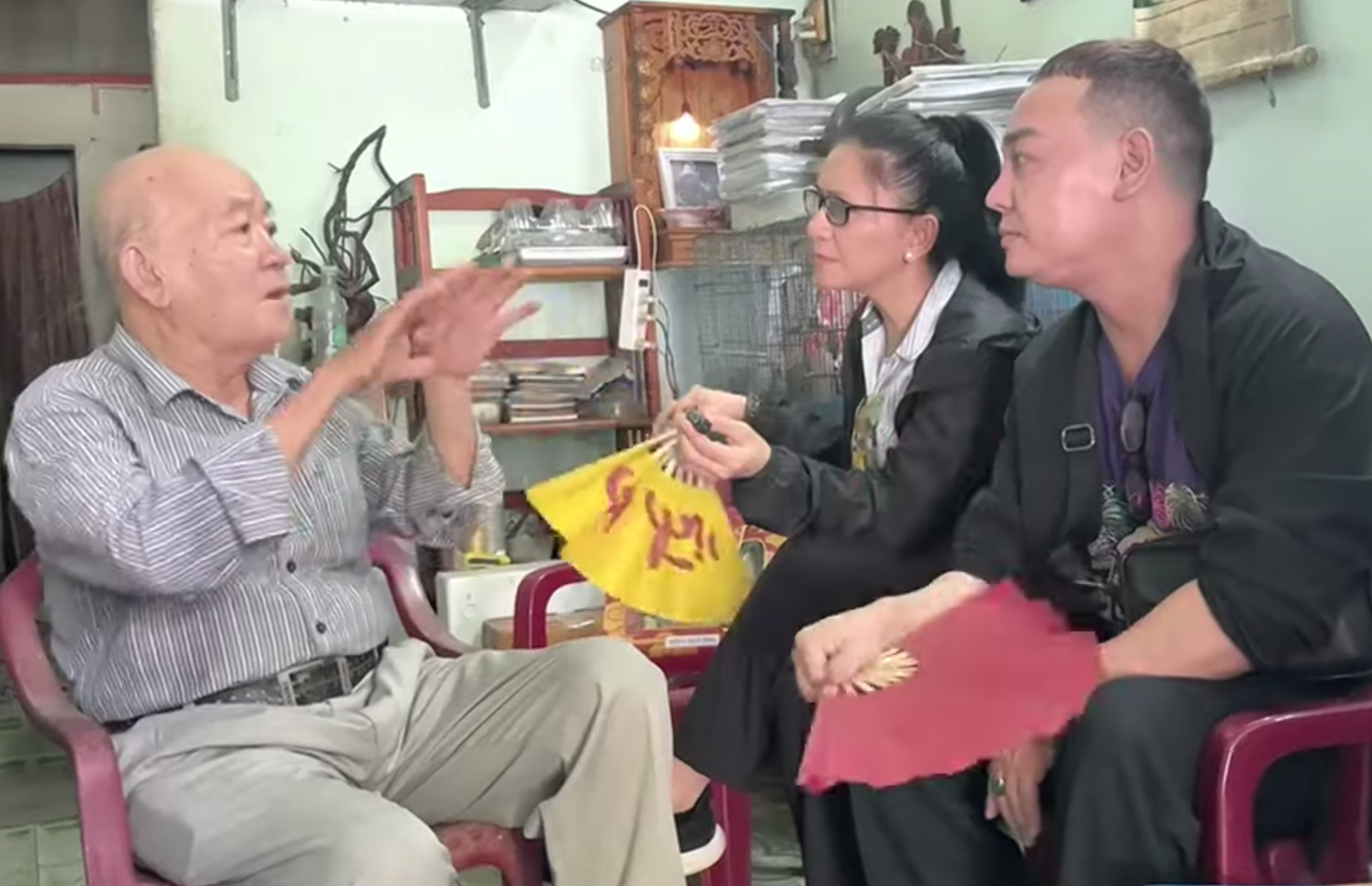 Nghệ sĩ U80 chạy xe đi dạy h&aacute;t mỗi ng&agrave;y, kiếm tiền trang trải cuộc sống- Ảnh 1.