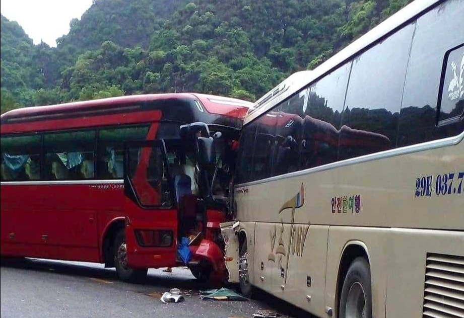 Hai xe kh&aacute;ch đấu đầu khi &ocirc;m cua tr&ecirc;n đảo C&aacute;t B&agrave;, t&agrave;i xế tử vong, nhiều người bị thương- Ảnh 1.