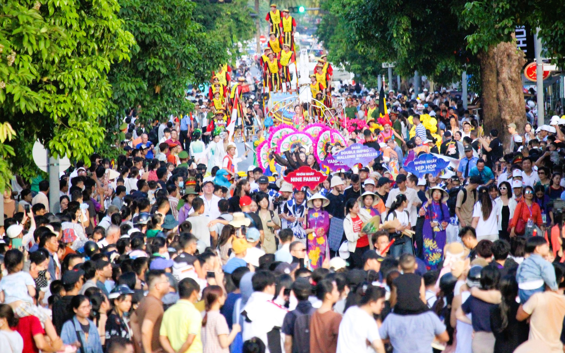 Nghệ sĩ trong nước và quốc tế cháy hết mình cùng nhịp đập Festival Huế 2024- Ảnh 7. Lễ hội đường phố “Sắc màu văn hóa” khuấy động Cố đô Huế