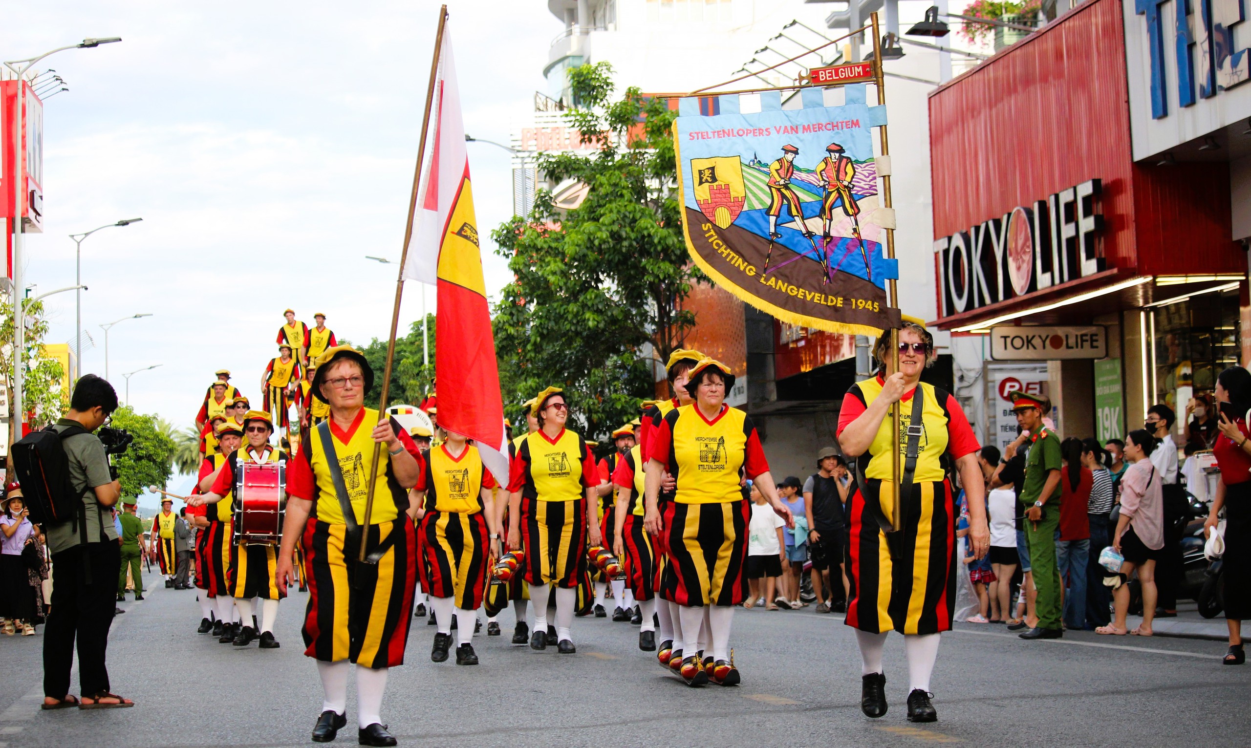 Lễ hội đường phố &ldquo;Sắc m&agrave;u văn h&oacute;a&rdquo; khuấy động Cố đ&ocirc; Huế- Ảnh 2.