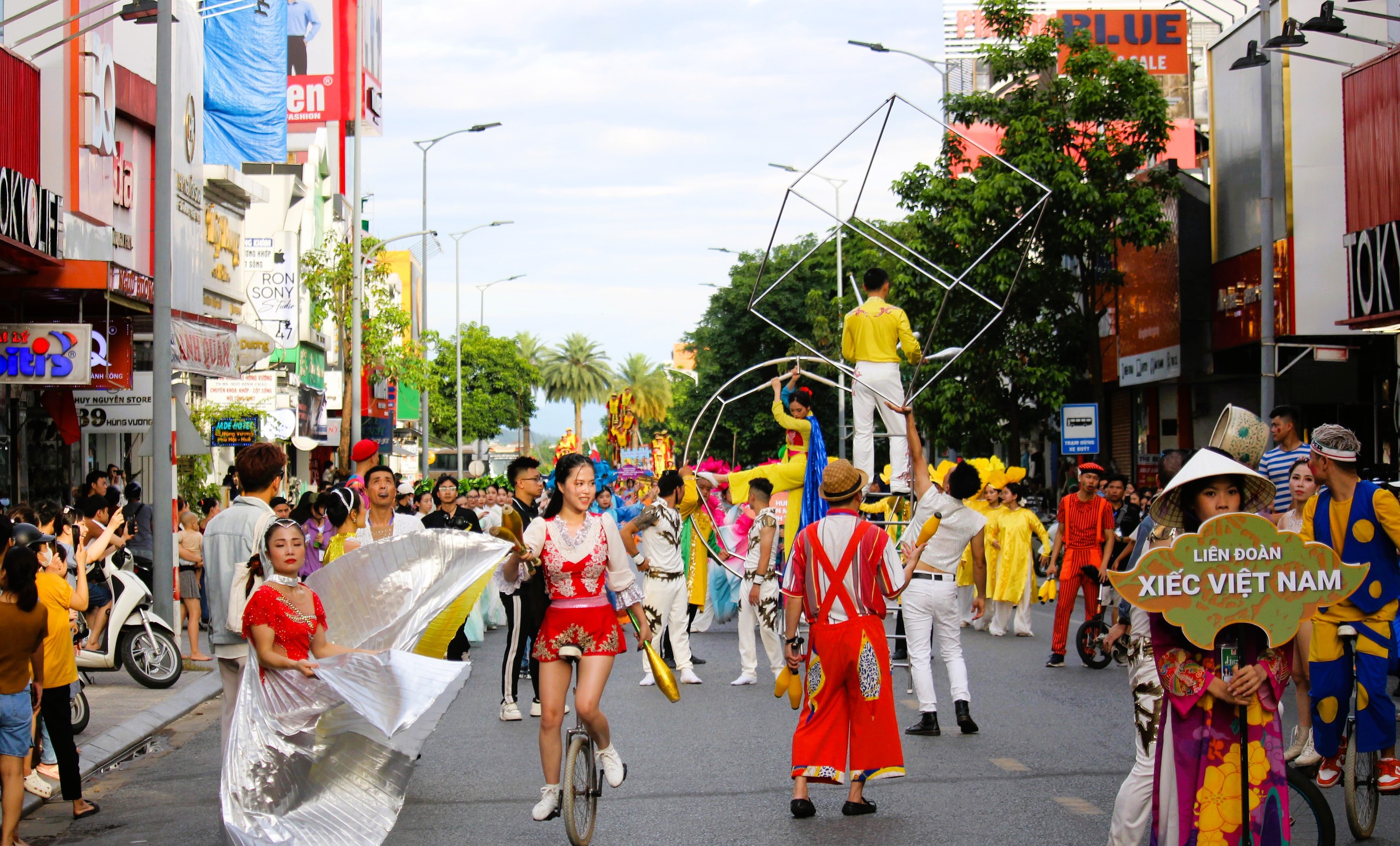 Lễ hội đường phố &ldquo;Sắc m&agrave;u văn h&oacute;a&rdquo; khuấy động Cố đ&ocirc; Huế- Ảnh 4.