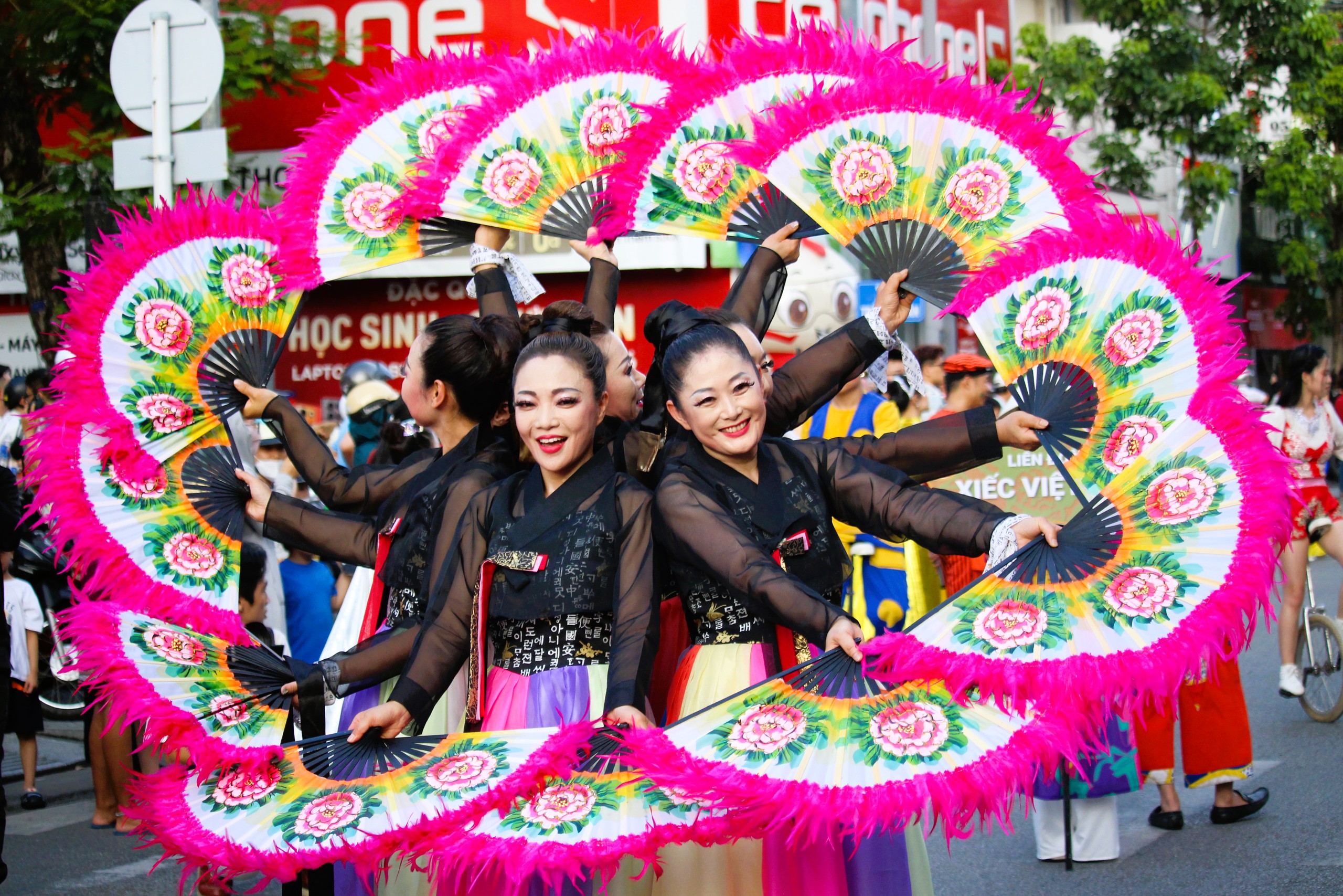 Lễ hội đường phố &ldquo;Sắc m&agrave;u văn h&oacute;a&rdquo; khuấy động Cố đ&ocirc; Huế- Ảnh 10.