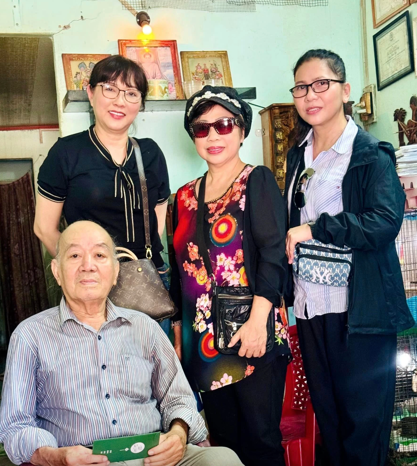 Nghệ sĩ U80 chạy xe đi dạy h&aacute;t mỗi ng&agrave;y, kiếm tiền trang trải cuộc sống- Ảnh 2.