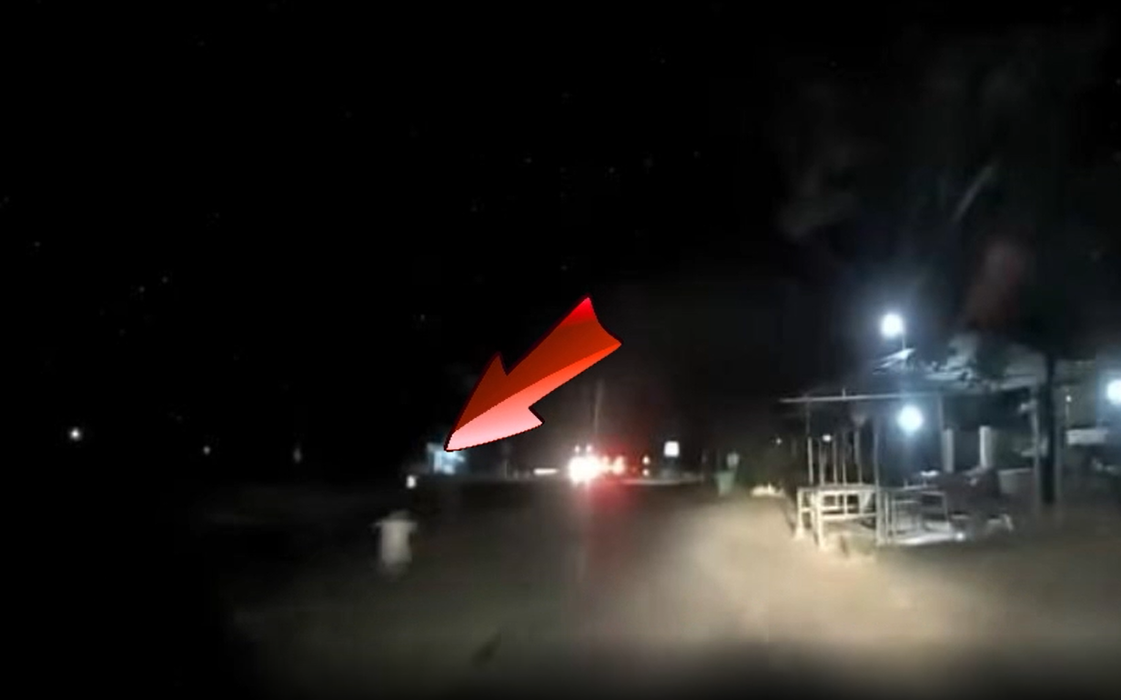 T&agrave;i xế đ&aacute;nh l&aacute;i gấp, tr&aacute;nh trẻ nhỏ chạy giữa quốc lộ l&uacute;c trời tối