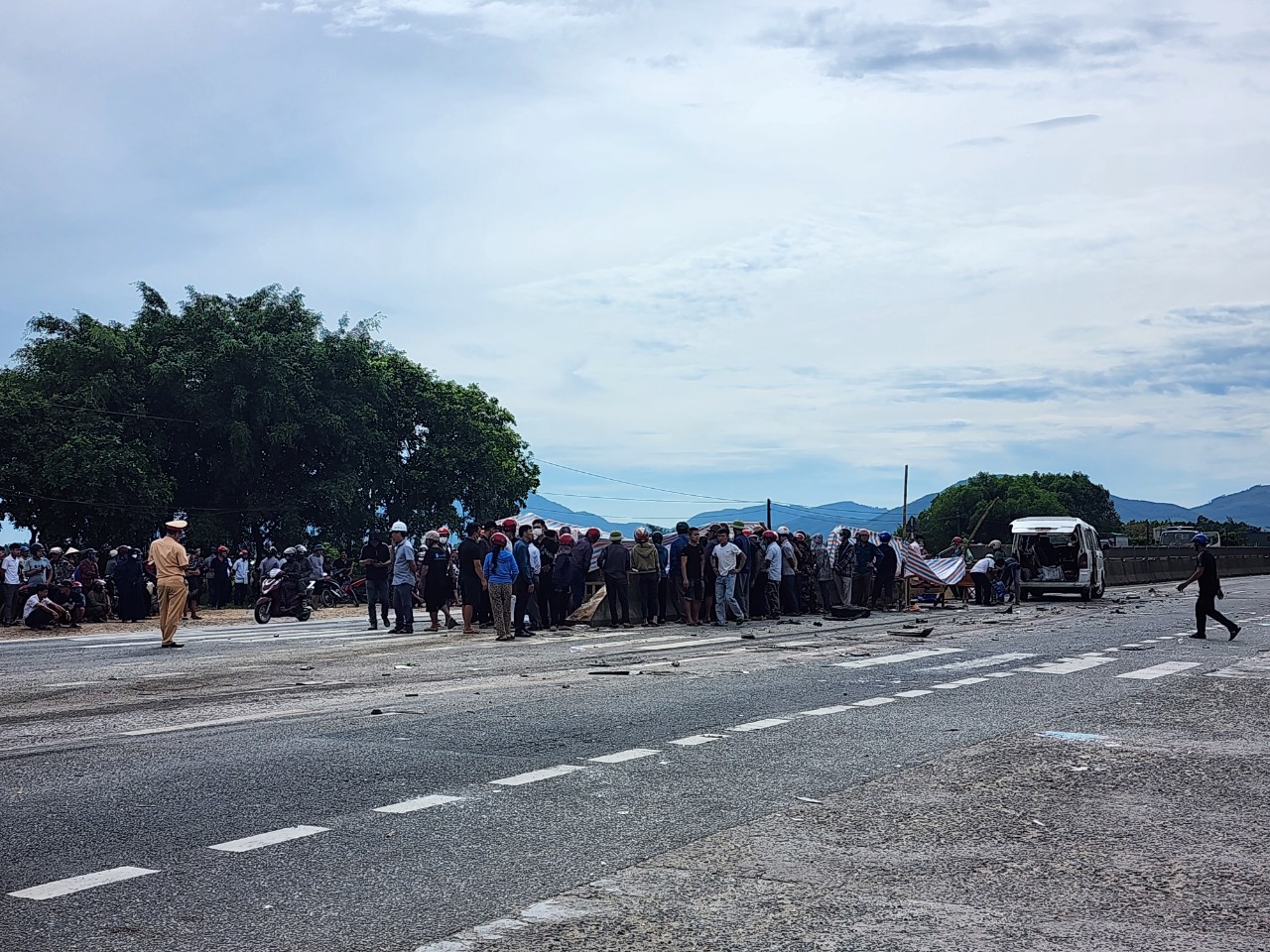 Hiện trường vụ tai nạn khiến 3 người tử vong tại H&agrave; Tĩnh- Ảnh 8.