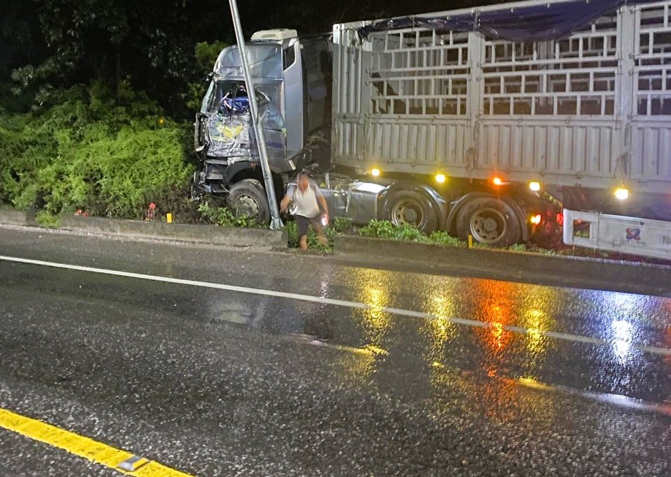 Xe kh&aacute;ch chở 6 người va chạm li&ecirc;n ho&agrave;n với xe đầu k&eacute;o, &ocirc; t&ocirc; tải tr&ecirc;n đường tr&aacute;nh Huế- Ảnh 3.