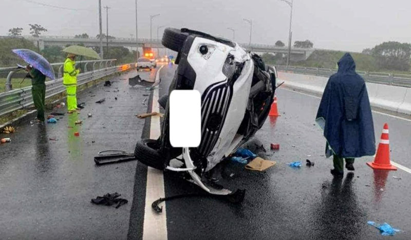 Lực lượng chức năng kịp thời c&oacute; mặt tại hiện trường để điều tiết giao th&ocirc;ng, điều tra nguy&ecirc;n nh&acirc;n vụ tai nạn.