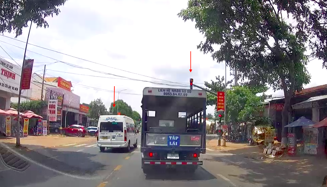 Phạt 5 triệu, tước GPLX 2 th&aacute;ng t&agrave;i xế vượt đ&egrave;n đỏ tr&ecirc;n quốc lộ 26- Ảnh 1.