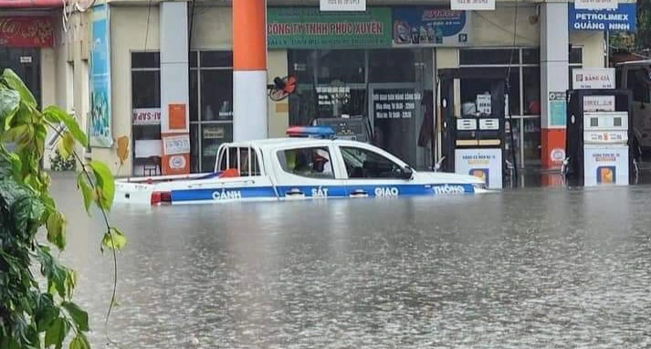 Mưa lớn k&eacute;o d&agrave;i, nhiều tuyến đường ở Quảng Ninh ngập s&acirc;u- Ảnh 2.