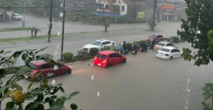 Mưa lớn k&eacute;o d&agrave;i, nhiều tuyến đường ở Quảng Ninh ngập s&acirc;u- Ảnh 1.