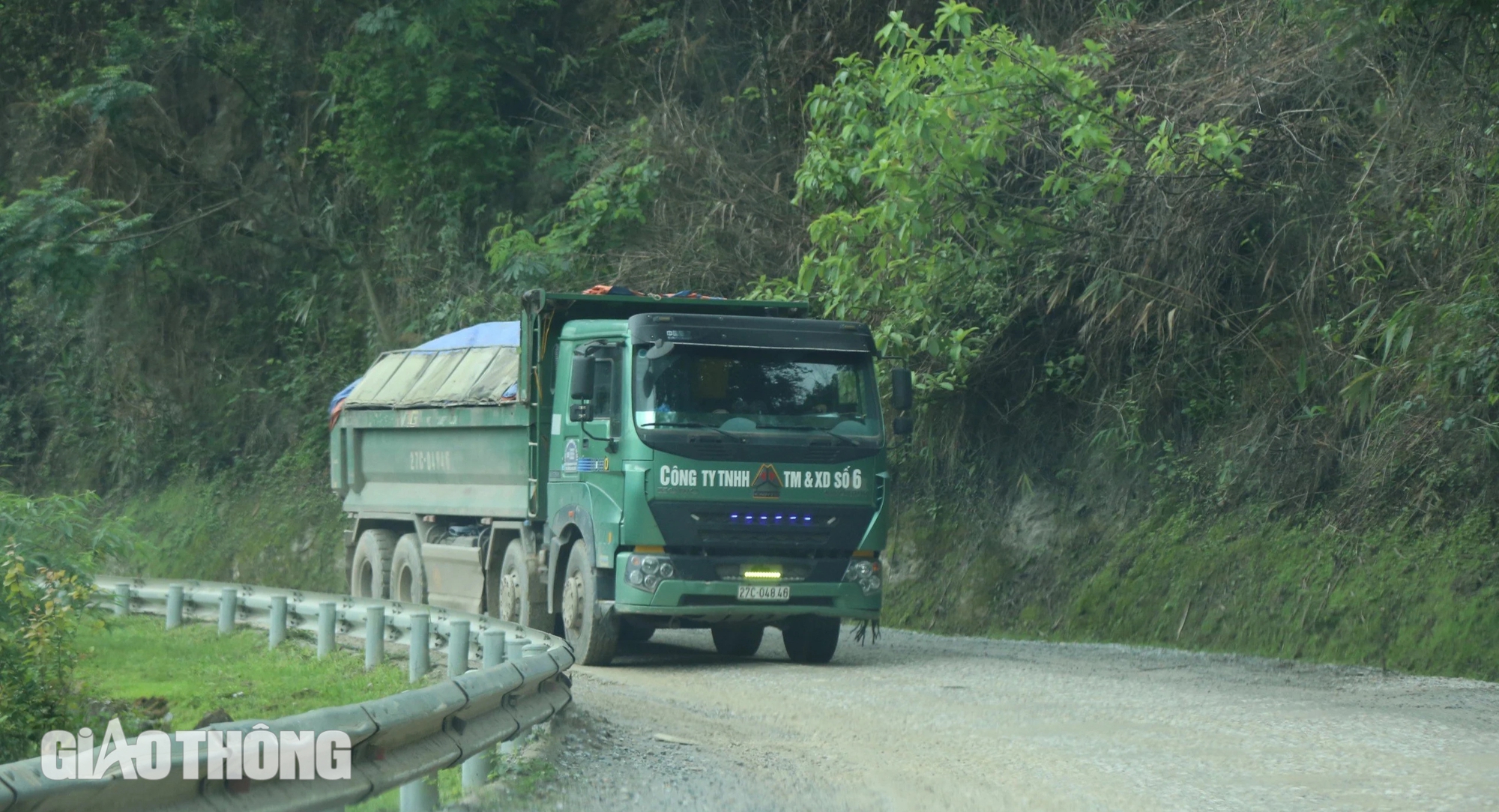 Điện Bi&ecirc;n: Mỏ đ&aacute; chờ cấp ph&eacute;p nổ m&igrave;n, xe chở c&oacute; ngọn vẫn nườm nượp- Ảnh 1.