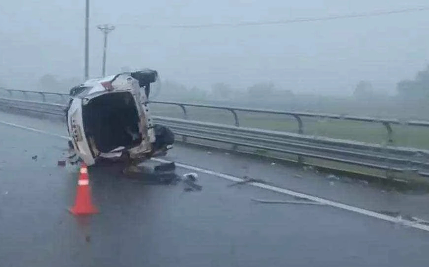 Lật ô tô trên cao tốc Vân Đồn - Móng Cái, nam tài xế tử vong, người đi cùng bị thương- Ảnh 1. Lật ô tô trên cao tốc Vân Đồn - Móng Cái, nam tài xế tử vong, người đi cùng bị thương- Ảnh 1.