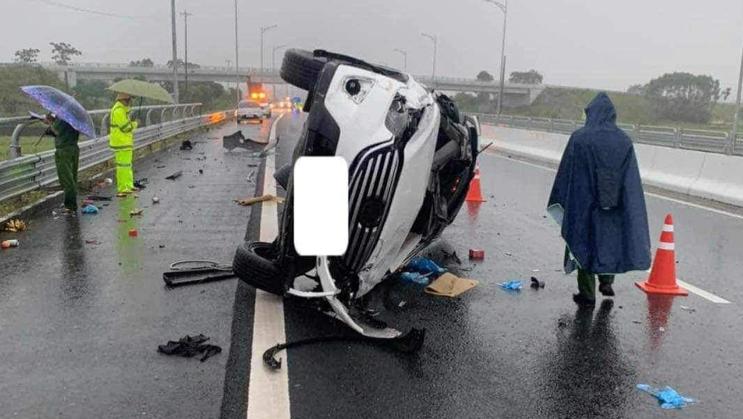 Lật ô tô trên cao tốc Vân Đồn - Móng Cái, nam tài xế tử vong, người đi cùng bị thương- Ảnh 2. Lật ô tô trên cao tốc Vân Đồn - Móng Cái, nam tài xế tử vong, người đi cùng bị thương- Ảnh 2.