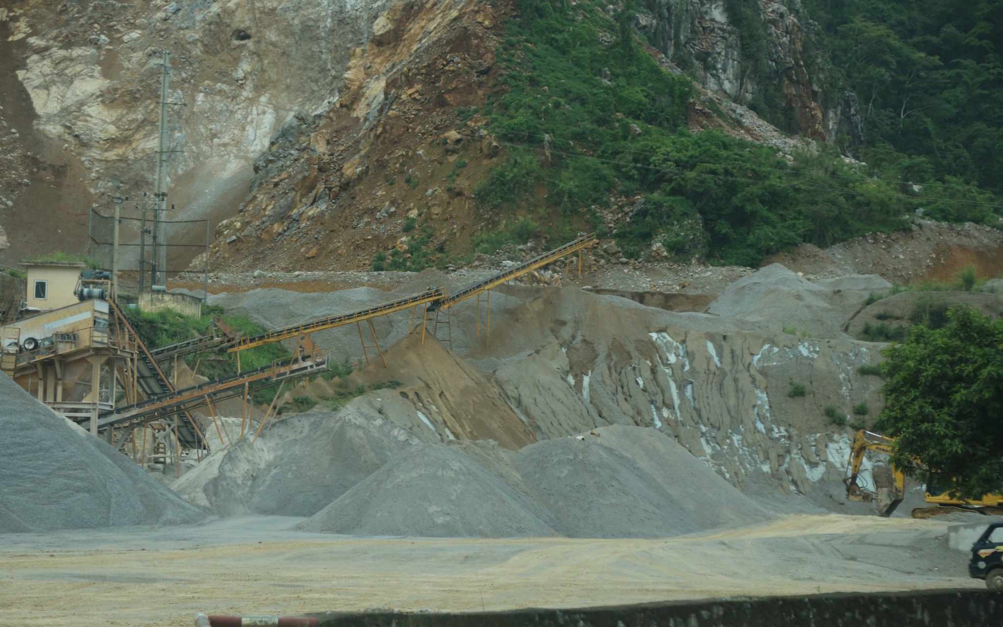 Không lắp đặt trạm cân, nhiều điểm mỏ ở Cao Bằng tiếp tay cho xe quá tải- Ảnh 5. Điện Biên: Mỏ đá chờ cấp phép nổ mìn, xe chở có ngọn vẫn nườm nượp