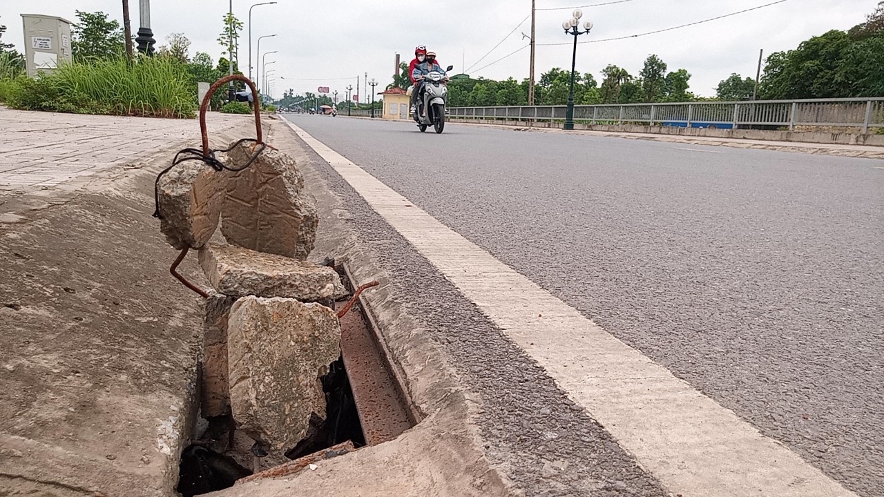 Thái Nguyên: Loạt hố ga mất nắp, cột điện hở lõi đe dọa ATGT- Ảnh 9. Thái Nguyên: Loạt hố ga mất nắp, cột điện hở lõi đe dọa ATGT- Ảnh 9.