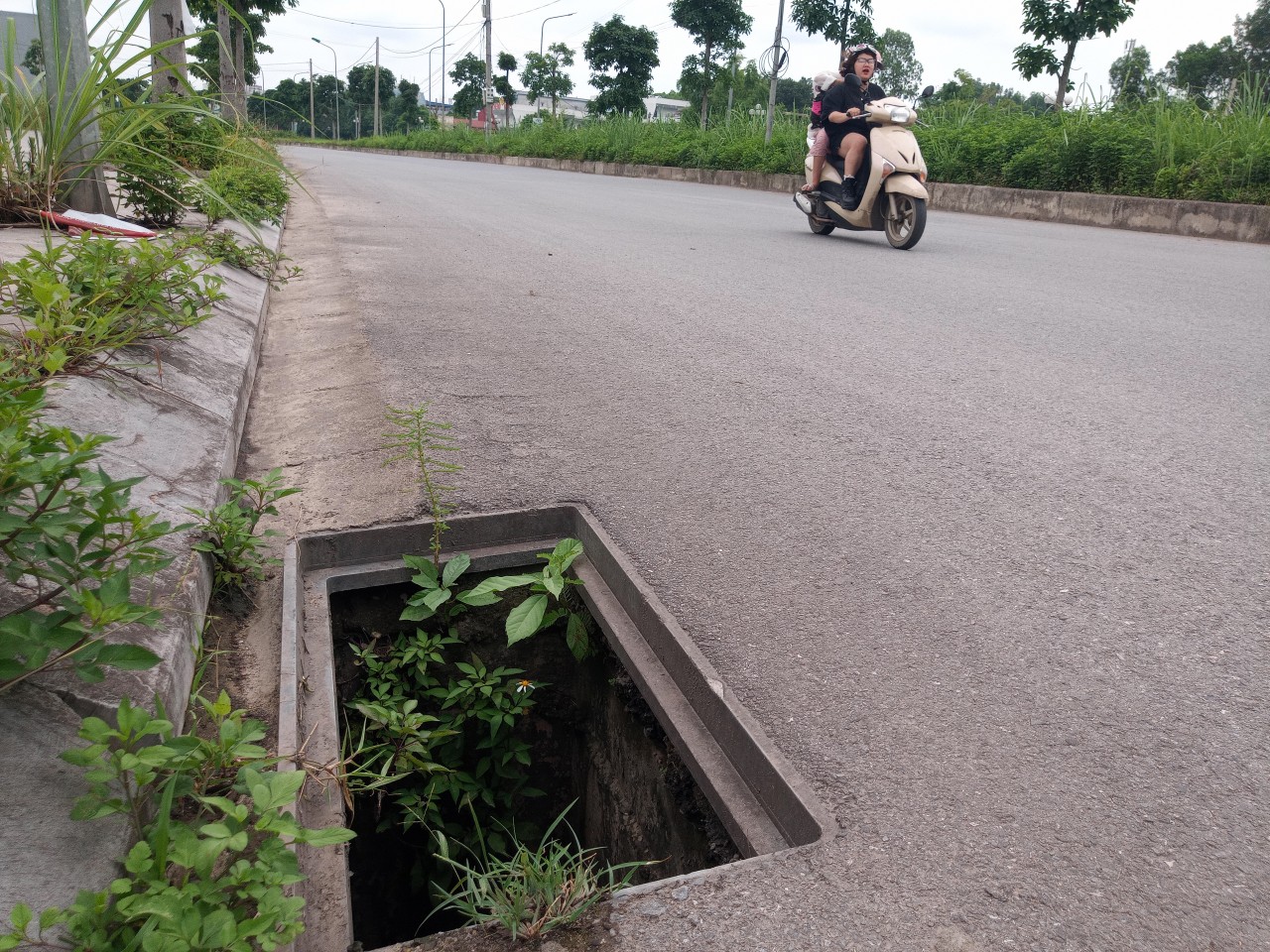 Thái Nguyên: Loạt hố ga mất nắp, cột điện hở lõi đe dọa ATGT- Ảnh 8. Thái Nguyên: Loạt hố ga mất nắp, cột điện hở lõi đe dọa ATGT- Ảnh 8.