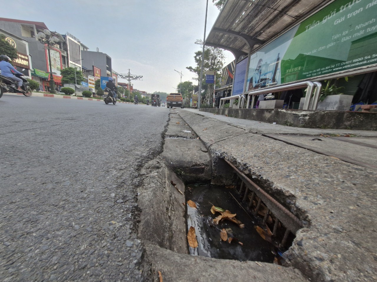 Thái Nguyên: Loạt hố ga mất nắp, cột điện hở lõi đe dọa ATGT- Ảnh 4. Thái Nguyên: Loạt hố ga mất nắp, cột điện hở lõi đe dọa ATGT- Ảnh 4.