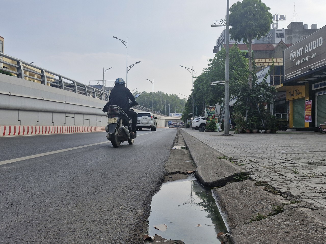 Thái Nguyên: Loạt hố ga mất nắp, cột điện hở lõi đe dọa ATGT- Ảnh 6. Thái Nguyên: Loạt hố ga mất nắp, cột điện hở lõi đe dọa ATGT- Ảnh 6.