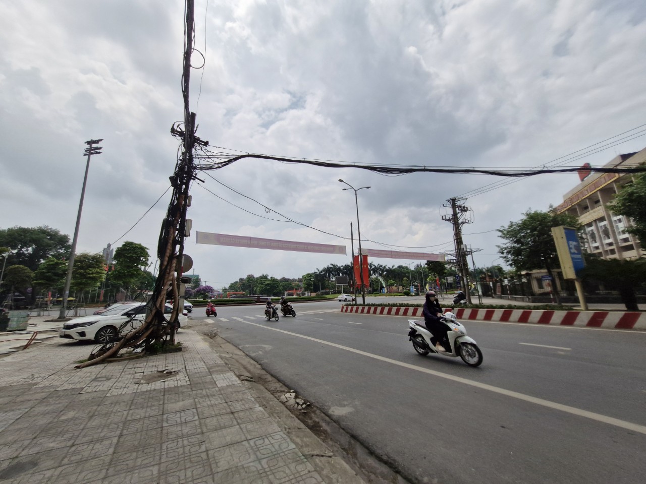 Thái Nguyên: Loạt hố ga mất nắp, cột điện hở lõi đe dọa ATGT- Ảnh 3. Thái Nguyên: Loạt hố ga mất nắp, cột điện hở lõi đe dọa ATGT- Ảnh 3.