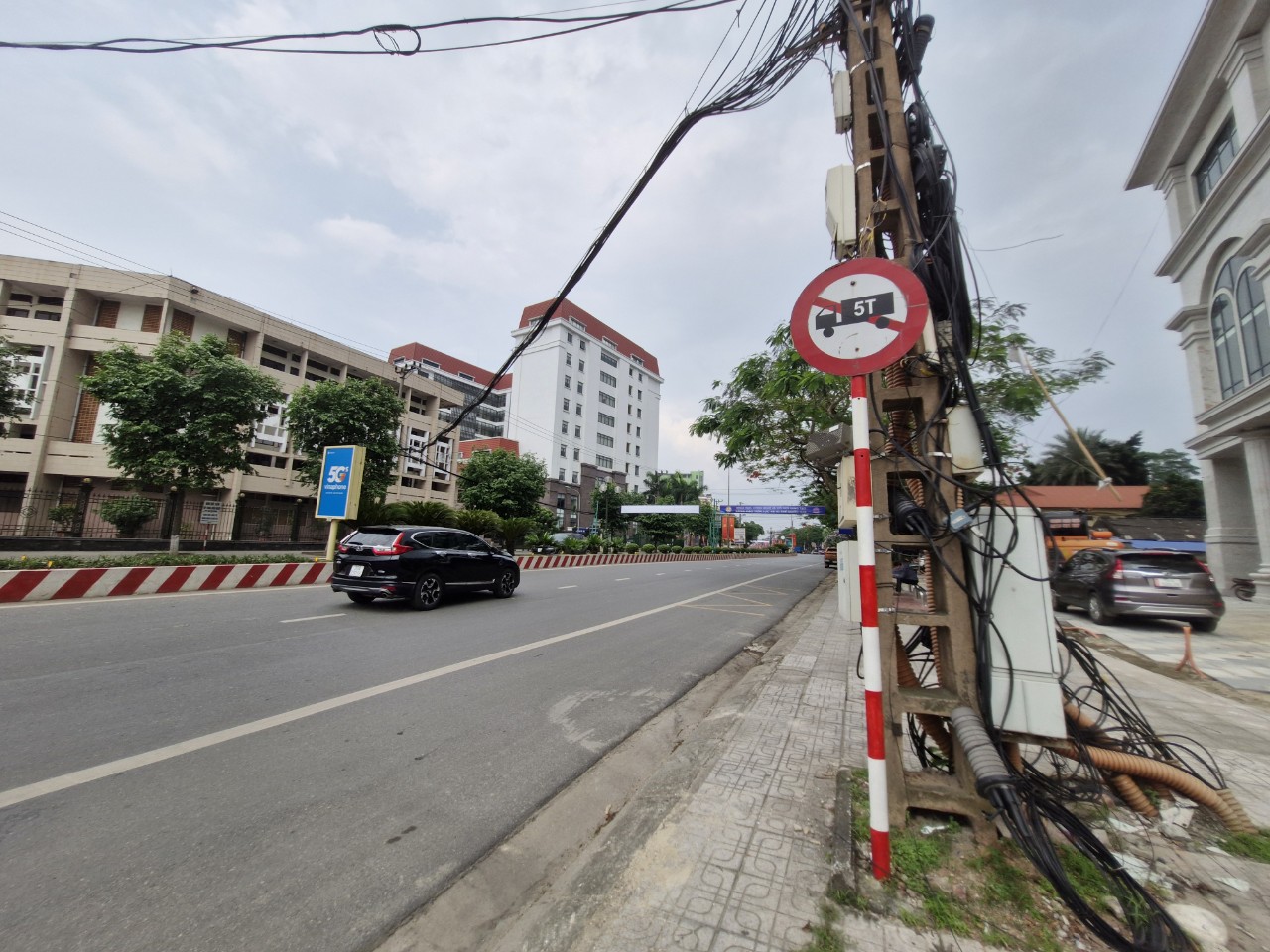 Thái Nguyên: Loạt hố ga mất nắp, cột điện hở lõi đe dọa ATGT- Ảnh 2. Thái Nguyên: Loạt hố ga mất nắp, cột điện hở lõi đe dọa ATGT- Ảnh 2.